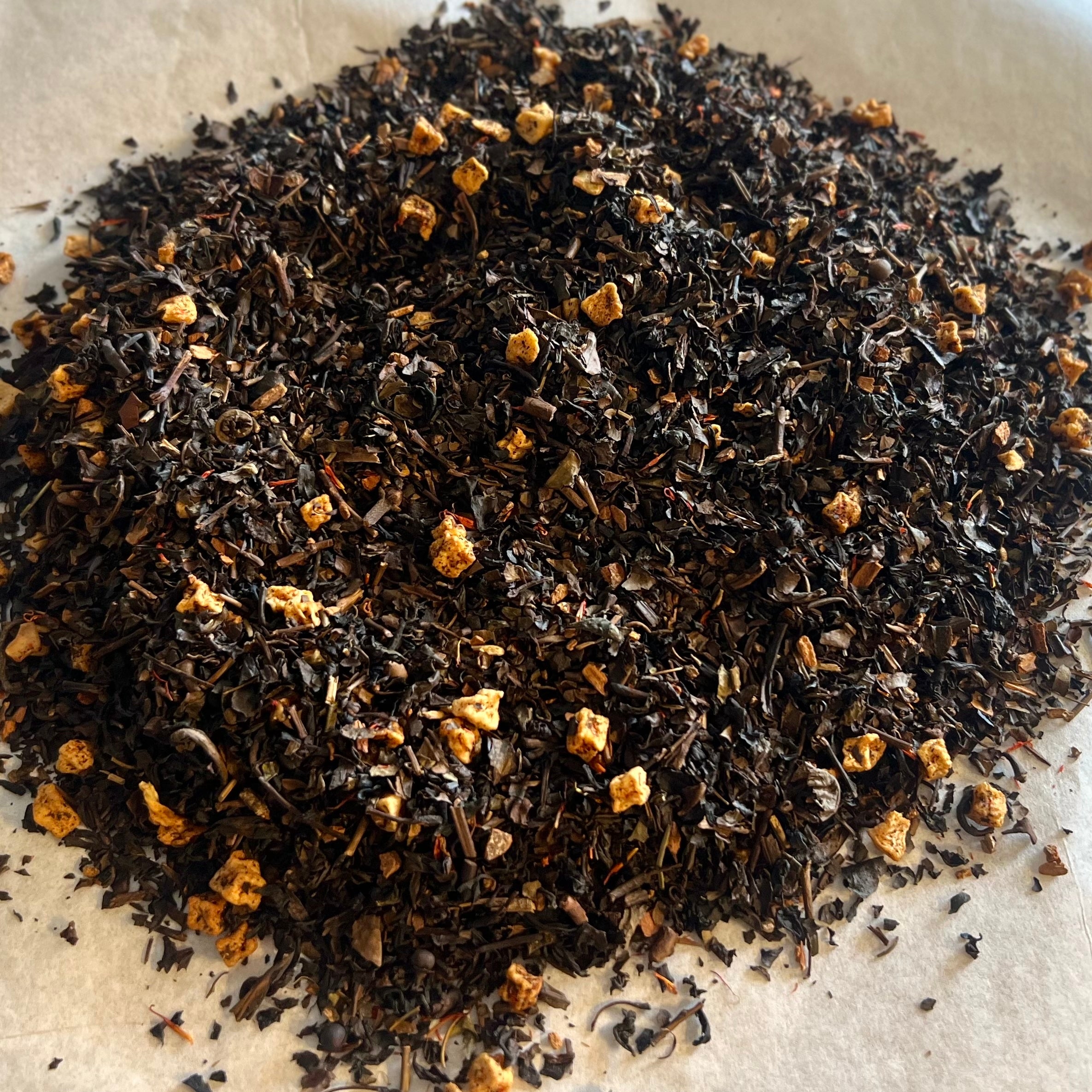 Loose Morning Maple Oolong tea blend with dark oolong leaves, maple flavor pieces, and warm cinnamon and cardamom spices.